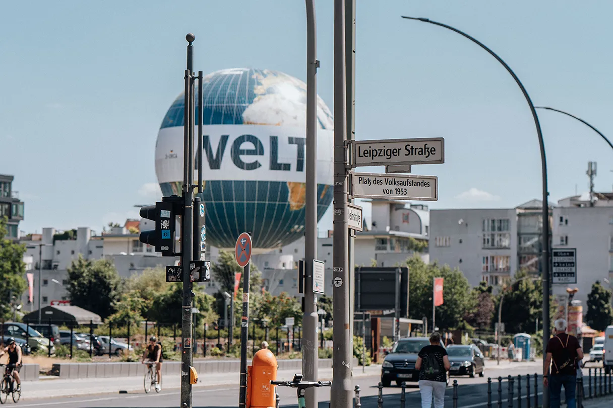 Blick auf den Weltballon von der Leipziger Straße Berlin aus, sonnger Tag, Straßenszene