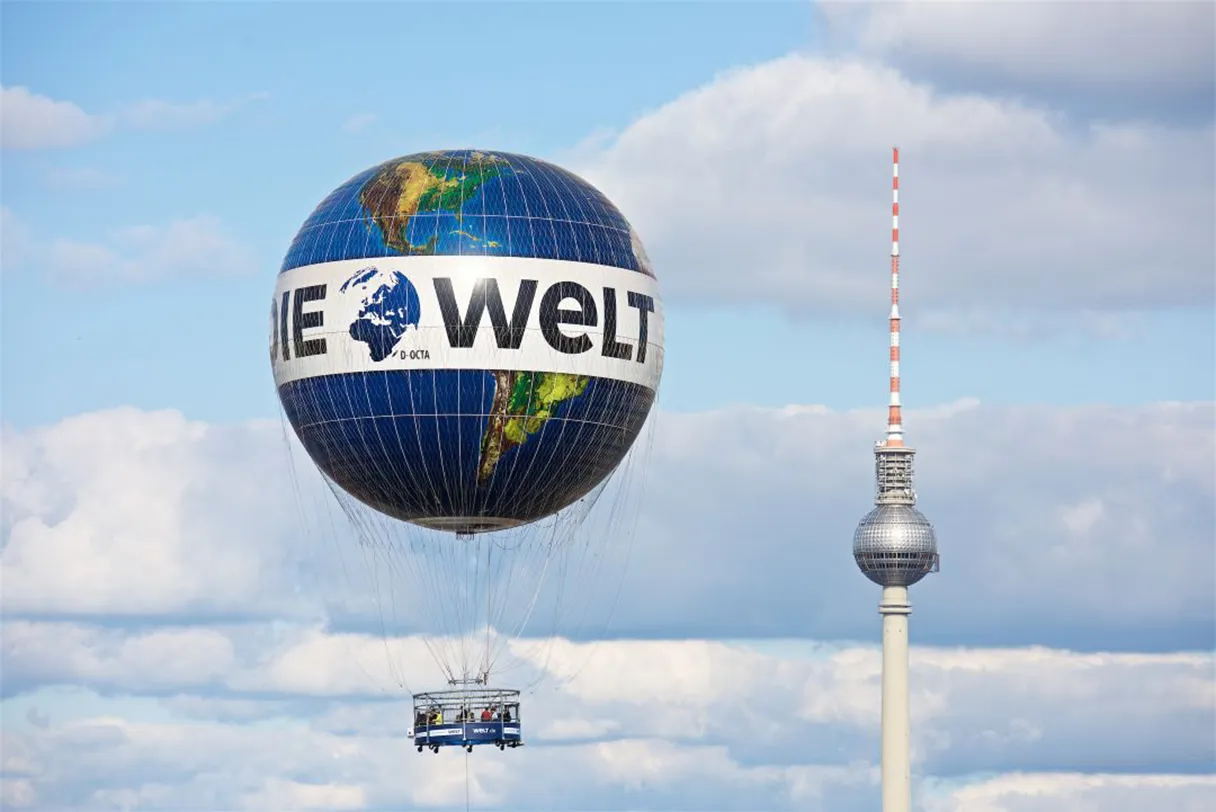 Weltballon Berlin, schwebt über der Stadt in den Himmel, am rechten Rand ist der Fernsehturm zu sehen