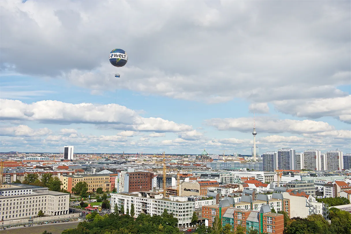 Weltballon Berlin schwebt über Berlin, Silhouette von Berlin, Fernsehturm und andere Gebäude sind zu sehen