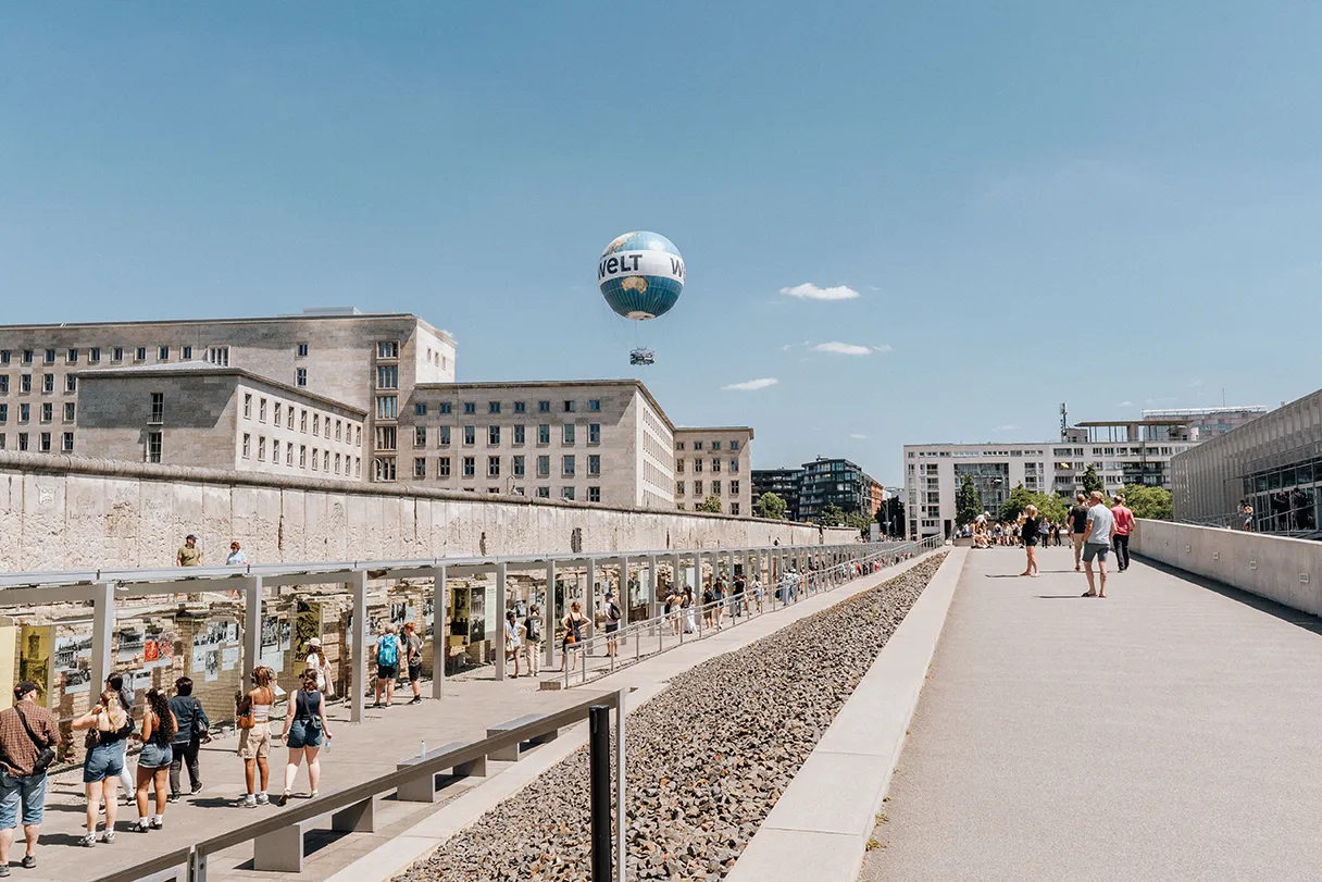 Weltballon Berlin ist in der Ferne zu sehen, Topographie des Terrors, Freiluft Ausstellung, Sommertag