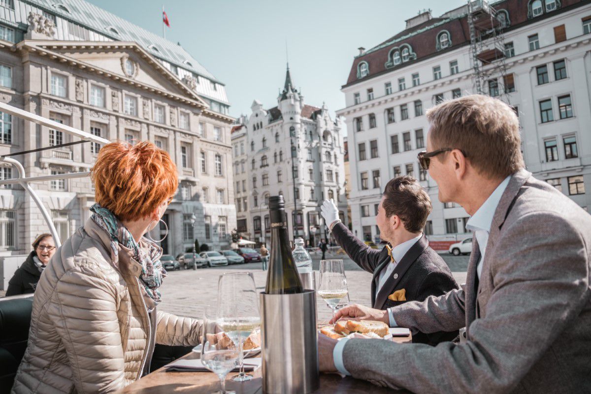 Wien mal anders, Tour mit dem City Oldtimer, kulinarische Tour mit veganem Schnitzel und Wein