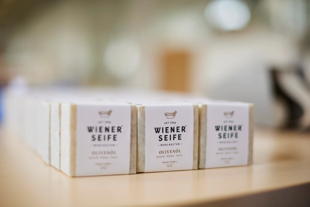 Wiener Seife, Wien, die verpackten Seifenstücke stehen in drei Reihen nebeneinander
