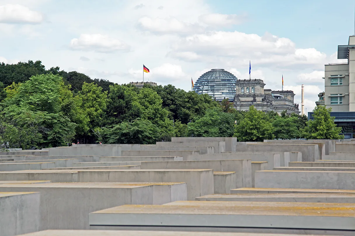 Original Berlin Walks, Reichstag im Hintergrund und im Vordergrund ist das Mahnmal für die ermordeten Juden zu sehen, viele Betonstelen