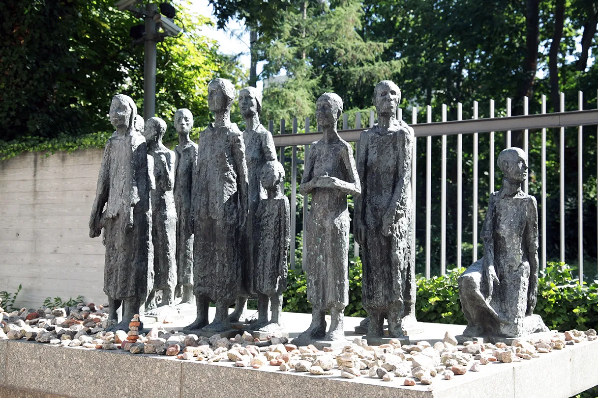 Original Berlin Walks, Große Hamburger Straße, Denkmal für deportierten Juden, Kinder- und Erwachsenenfiguren