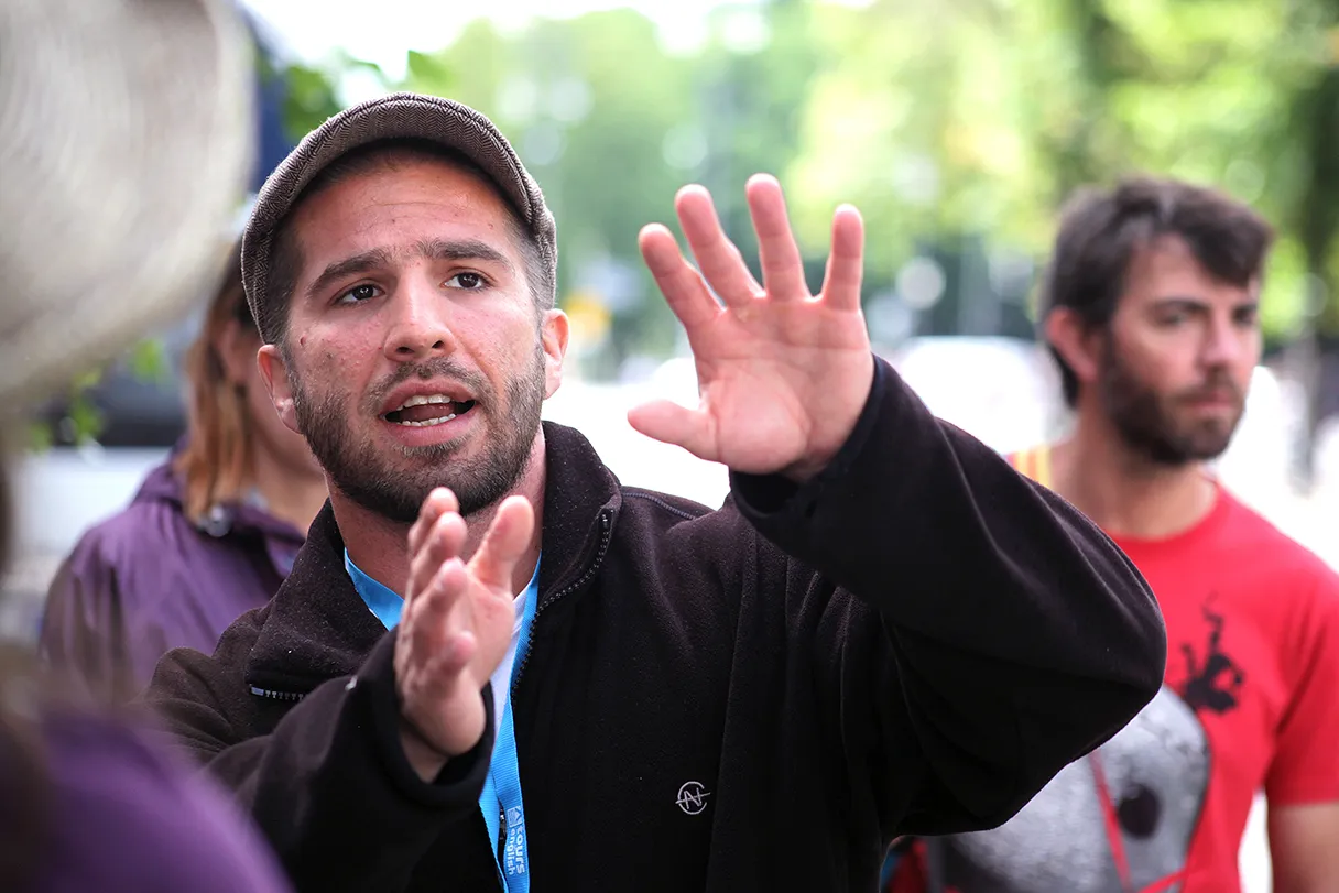 Original Berlin Walks, Tourguide Rick erklärt mit seinen Händen und spricht mit den Besuchern