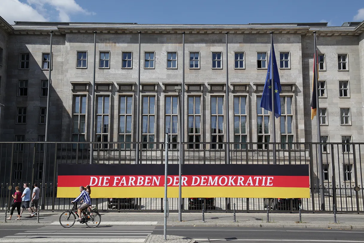 Original Berlin Walks, Luftwaffe, schwarz rot gelber Banner an einem Zaun, da steht draufgeschrieben 