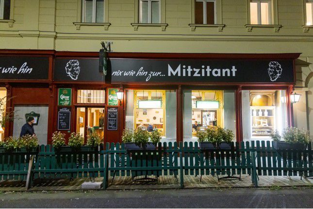 To the Mitzitant, exterior view, small green fence for outdoor use