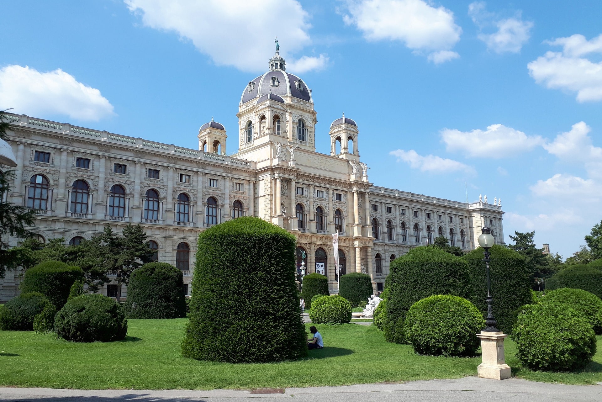 Kunsthistorisches Museum Wien, grüne Bäume im Vordergrund, sonniger Tag