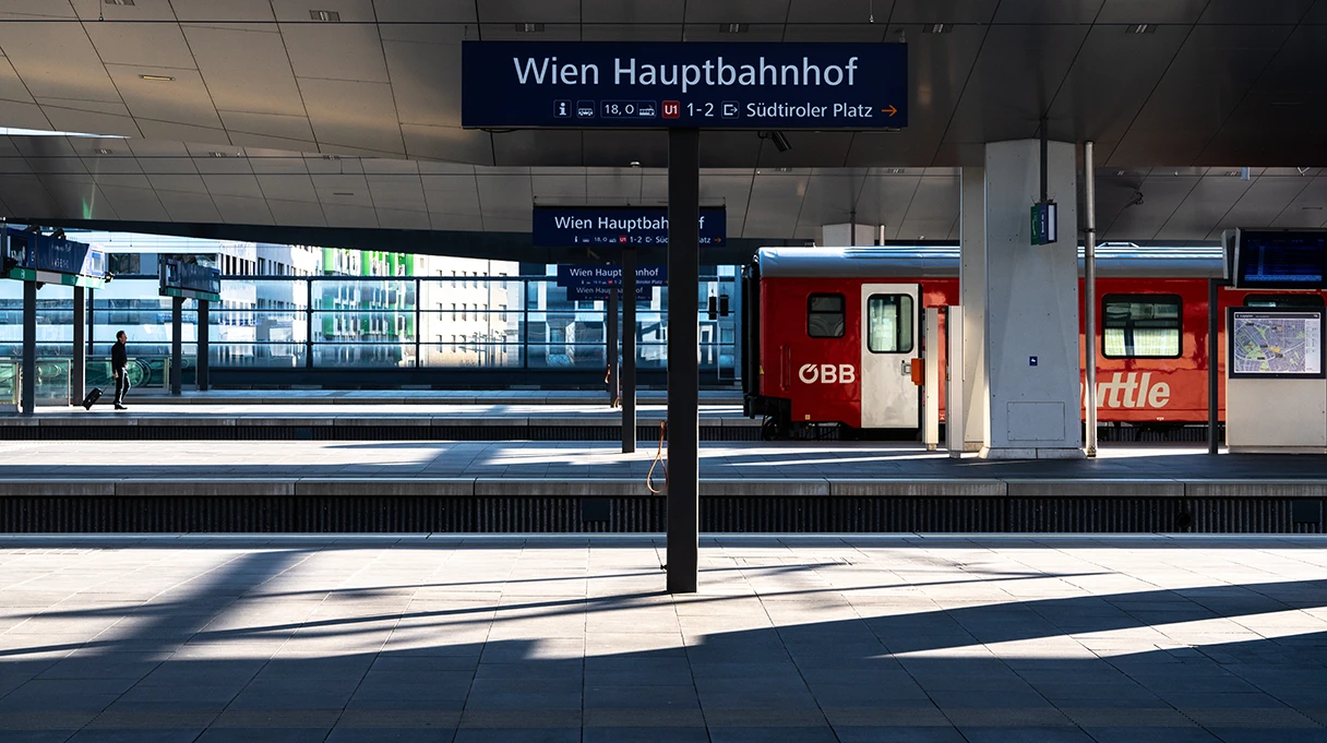 Wien Hauptbahnhof, ÖBB Zug steht am Gleis und wartet
