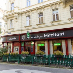 Zur Mitzitant, Vienna Beisl (pub), exterior view of the restaurant, green garden fence bordering the terrace