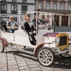 City Oldtimer, Electro, guests are driven through Vienna