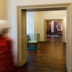 Mozarthaus Vienna Blick in die Ausstellungsräume des Mozarthaus Vienna. Mozart scheint am linken Rand durch seine Wohnung zu laufen. Eine Person ist verschwommen zu erkennen.